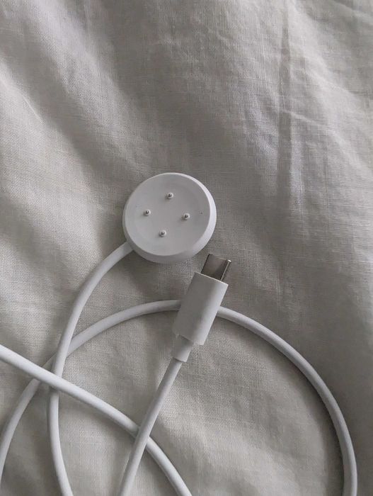 Google Pixel Watch 3 45mm WiFi смарт часовник и стойка за зареждане