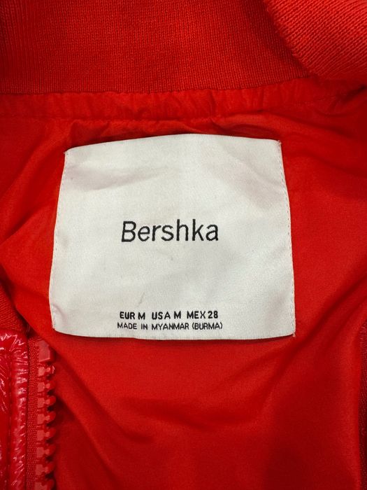 Яке Bershka червено