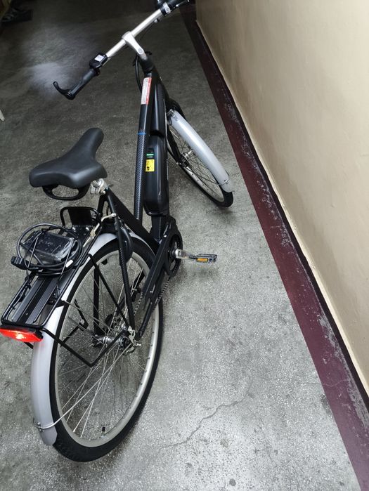 Bicicletă asistată electric cu încărcător și chei