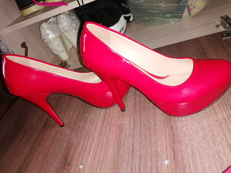 Нови червени токчета