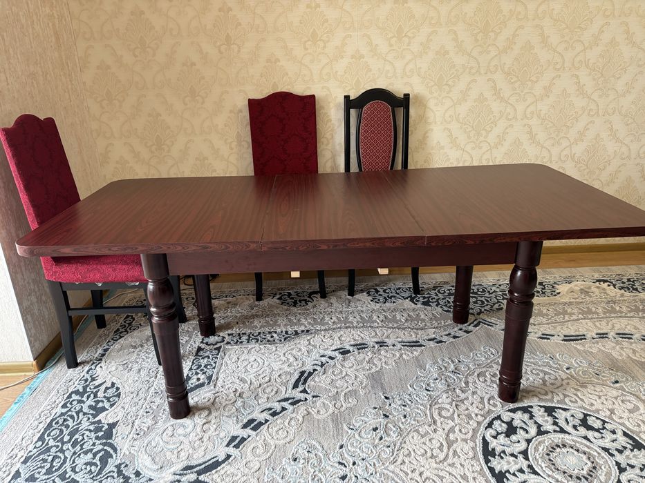 Стол со стульями