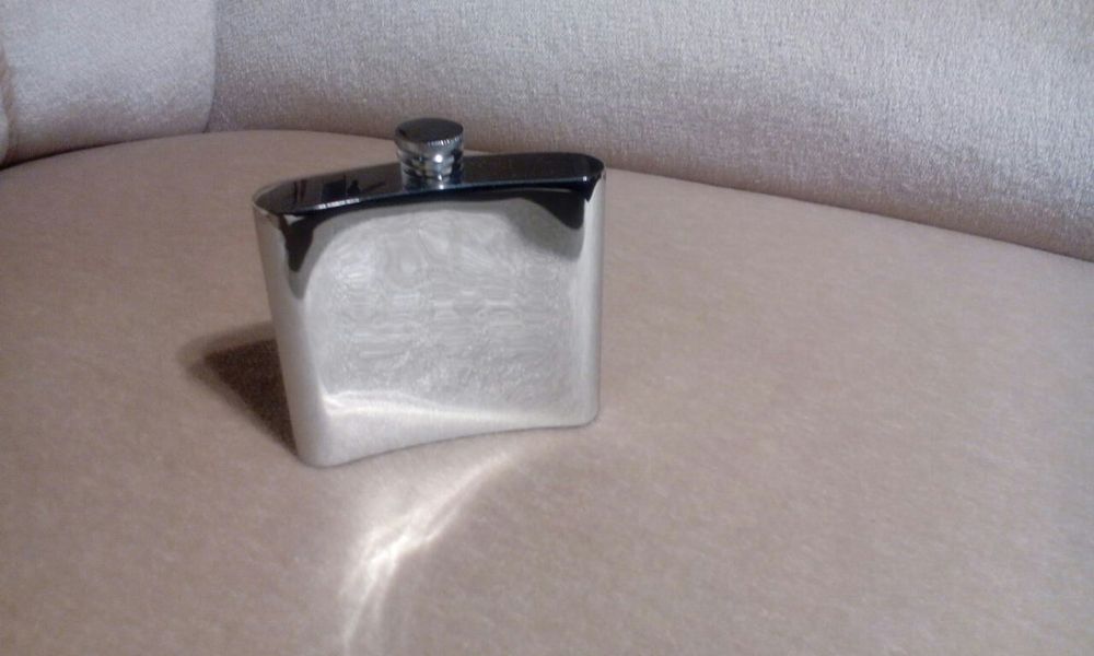 Метална бутилка за алкохол