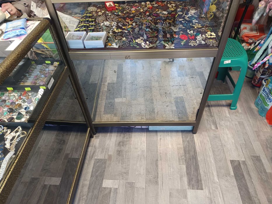 Стъклена витрина/ витрини