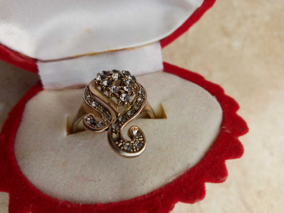 Кольцо разм 18-19, серьги и украшения.Цена 50 тыс за все