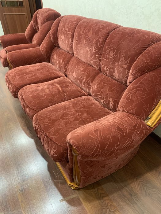 Продам недорого диван и два кресла