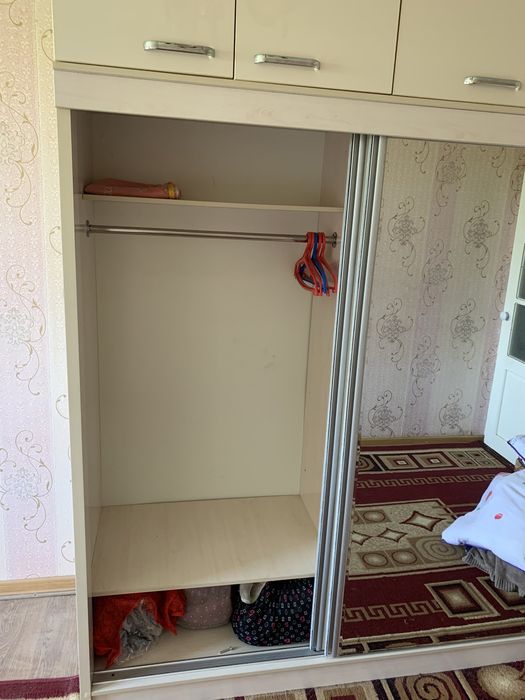 Shkaf sotiladi holati yangi