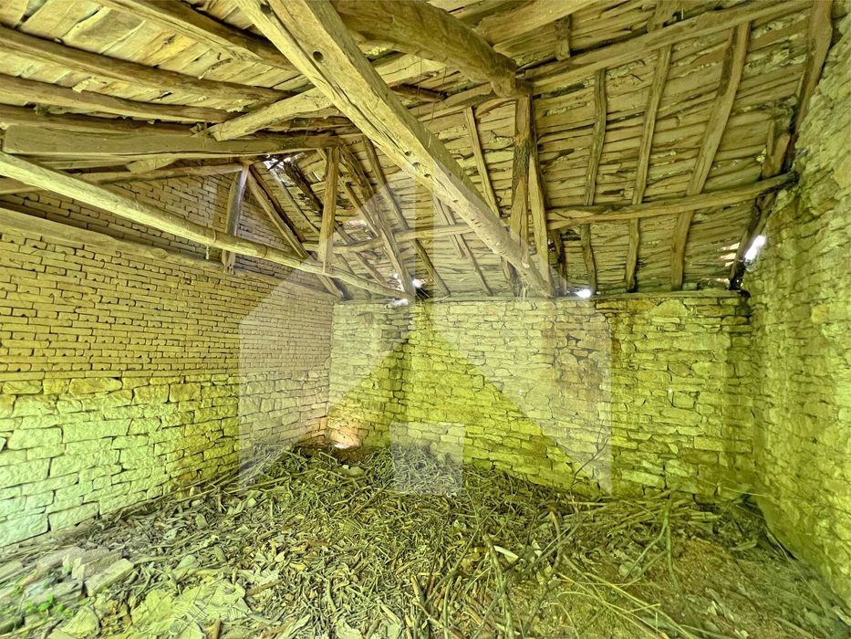 Продава тухлена двуетажна къща в с. Преселка (Нови пазар) с 2 дка двор