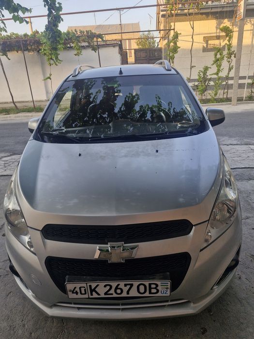 Moshina orta xolatta yurib turipti. Gazi bor