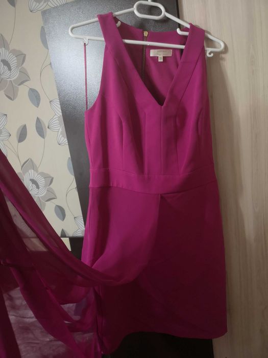 Къса рокля със ефектен детайл отстрани