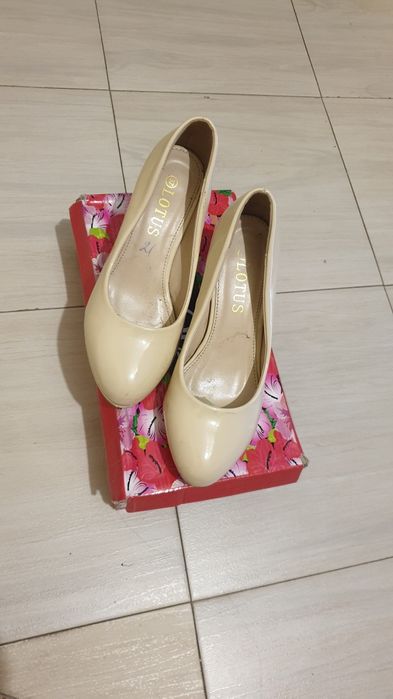 Продам туфли беж.