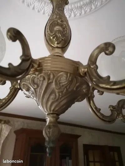 Superb candelabru din bronz masiv cu 5 brațe și globuri din sticla cu model floral ,piesa cu o lucrătură de o foarte mare finețe