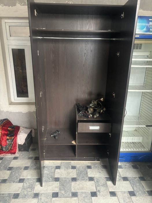 Срочно продам двух дверный шифоньер с зеркало