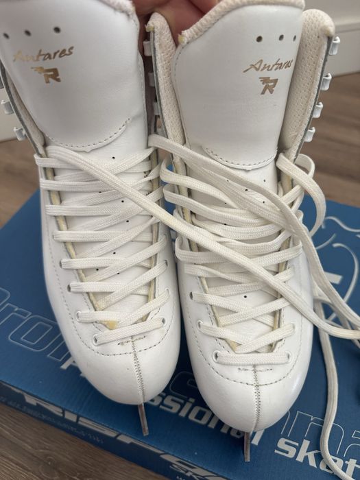 Продам коньки для фигурного катания!