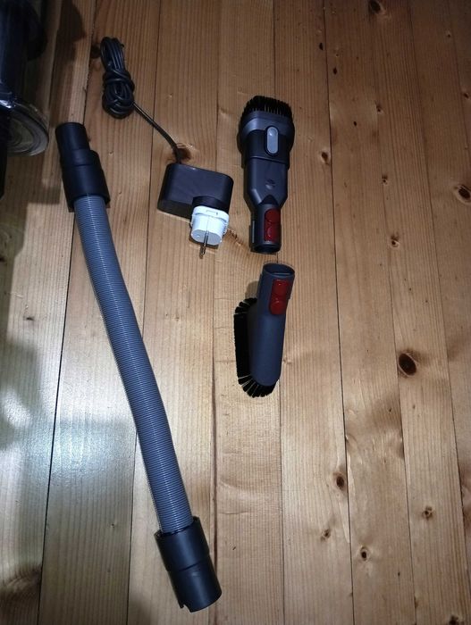 Много добра Dyson V10 безжична прахосмукачка пълен комплект