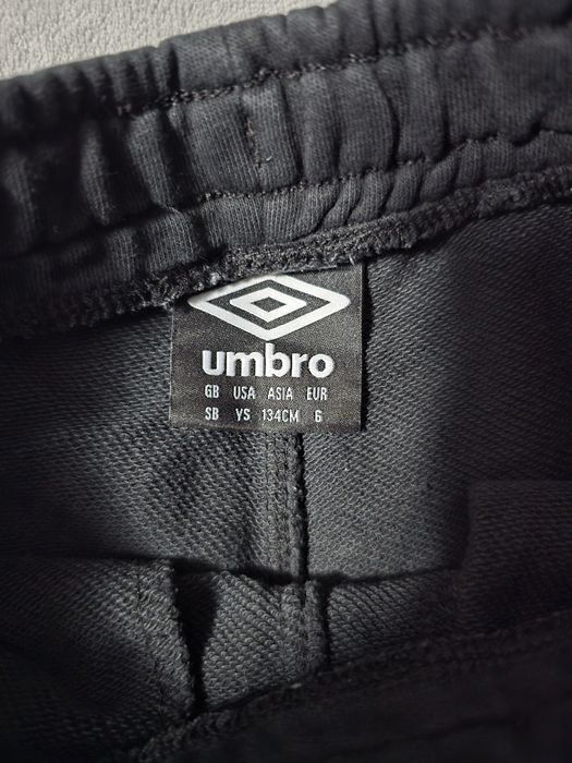 Черни къси панталонки Umbro 134см