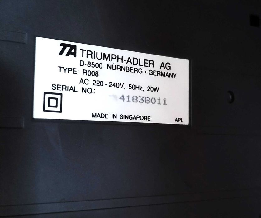 Triumph-Adler AG D -8600 Печатащ настолен калкулатор с лента