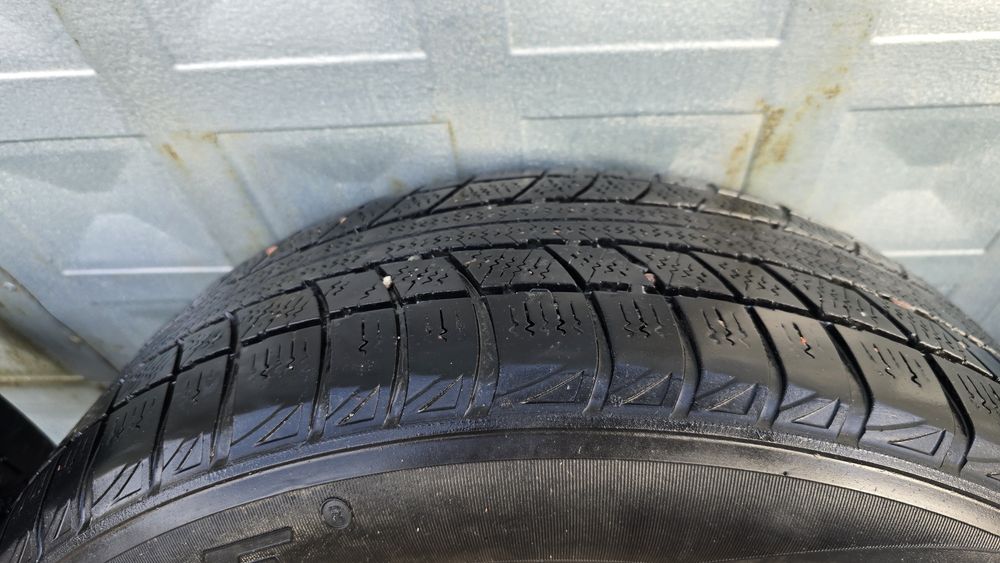 Зимние шины 215/60/16