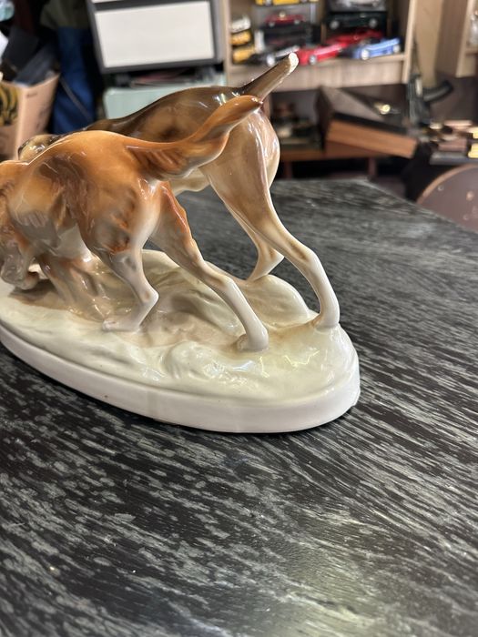 красива голяма порцеланова фигура ловни кучета Royal Dux
