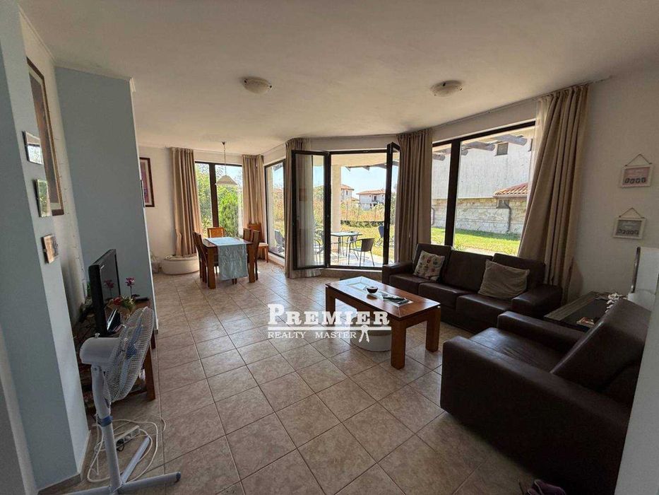 Къща в затворен, охраняем комплекс в Кошарица