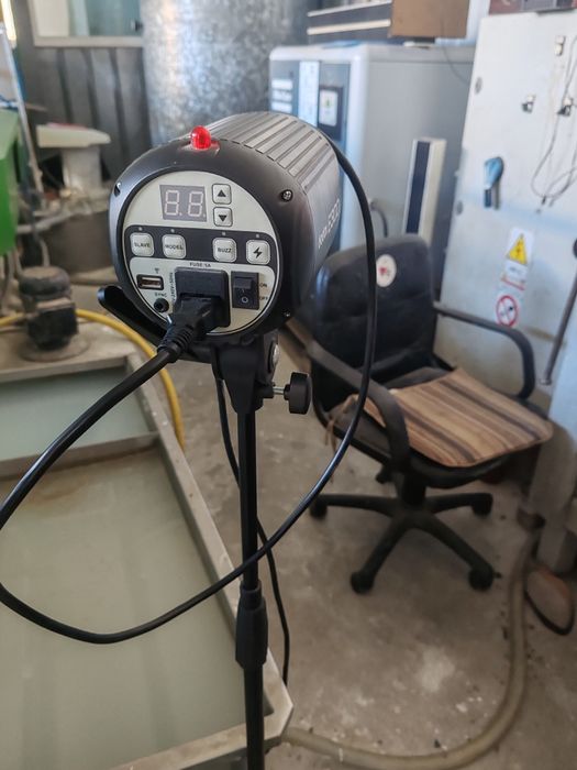 Bliț profesional de studiou Godox E300