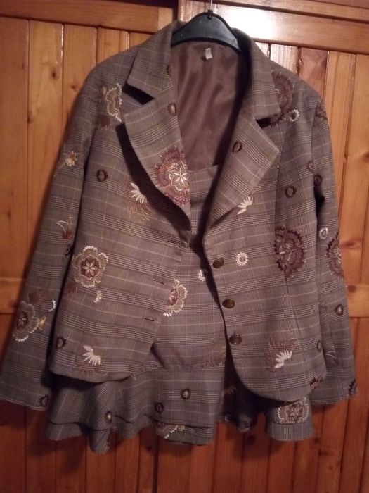 Costum dama din stofa subtire, cu broderie