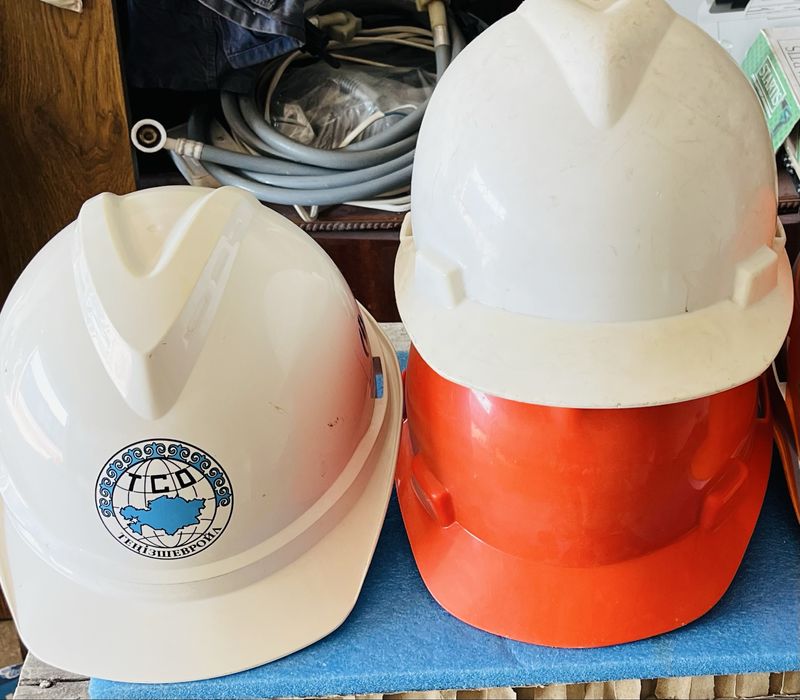 Каска , рюкзак, Степлер строительный