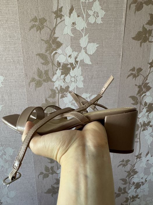 Продам босоножки