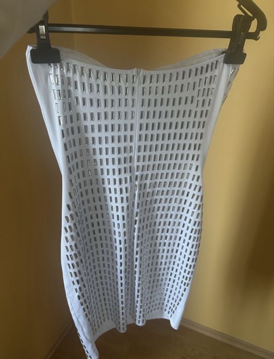 Бяла рокля с камъни