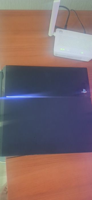 PlayStation 4 Fat 1TB + 2 геймпада + PS Plus Deluxe