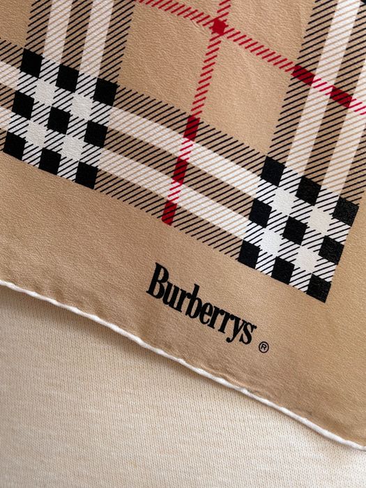 Burberry оригинален нежен копринен шал