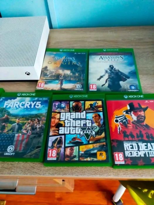 Xbox one S + 3 controllere + 7 jocuri