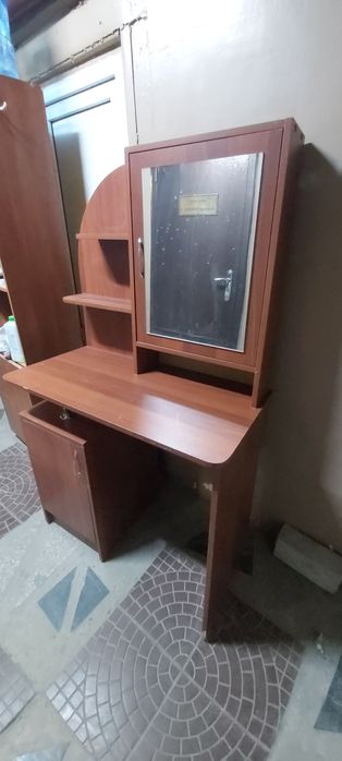 Продам туалетный столик