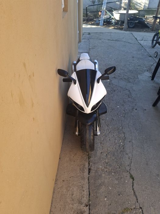 Vand schimb cu telefoane