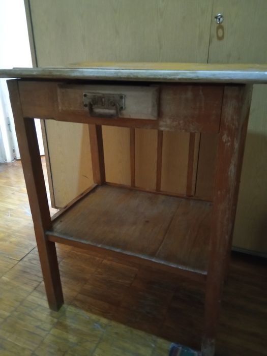 Столик из дерева