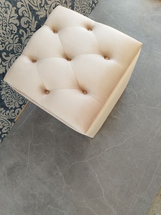 Vând taburet tapițat Chesterfield catifea crem (bej) cu spatiu pentru