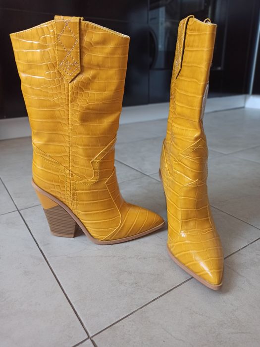 Нови актуални ботуши-жълти