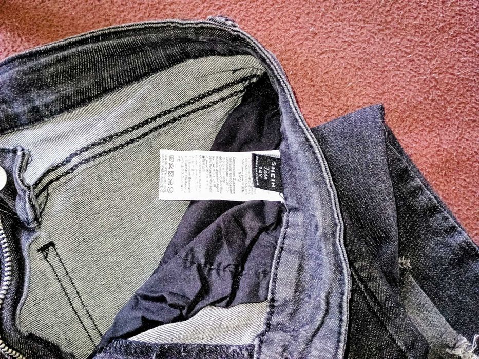 Blugi rupti, model stropi albi de vopsea, marime 14 ani