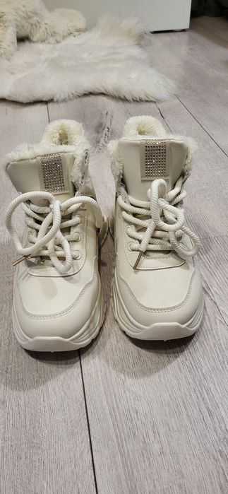 Papuci noi fără etichetă