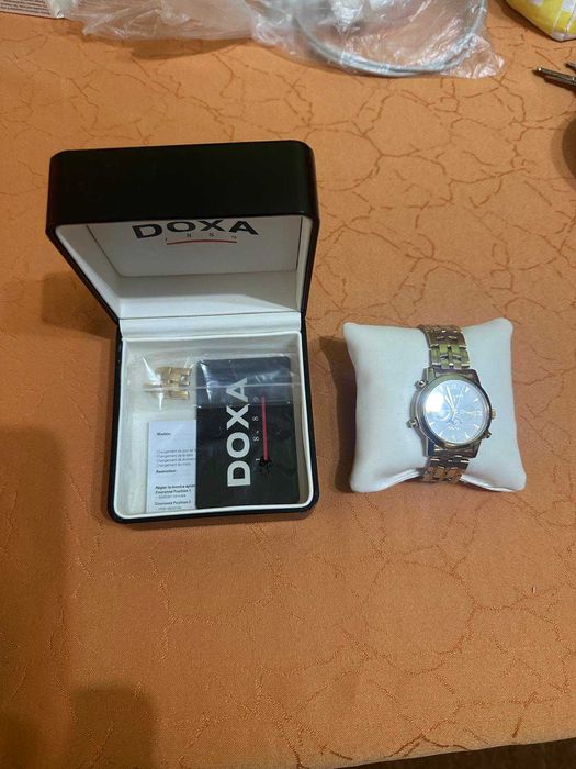 часовник DOXA, кварц, неразличим от нов, с история