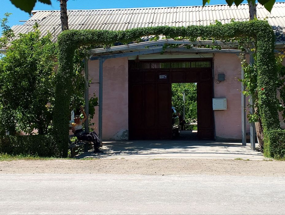 Kumushkonda 17 soʻtixli yoʻlni ustida hovli sotiladi yashashga tayyor