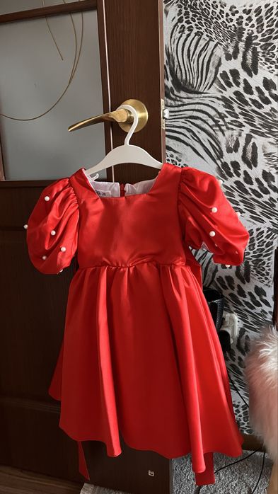 Платья на девочку , каждое по 2000, красное-3000