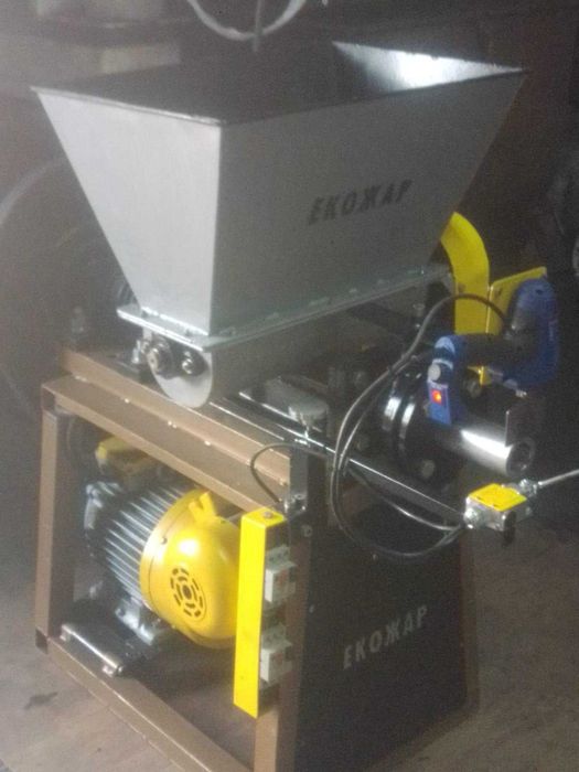 Продава се шнекова преса за производство на брикети за барбекю