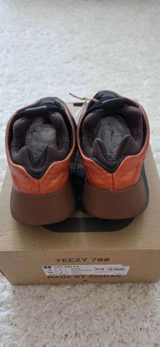 Adidas Yeezy 700 V3,originali,marimea 36 2/3,maro cu portocaliu,noi,cu eticheta