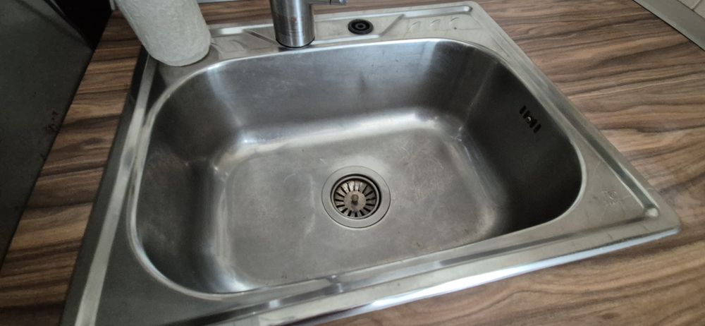 Кухня с мивка , котлони и аспиратор