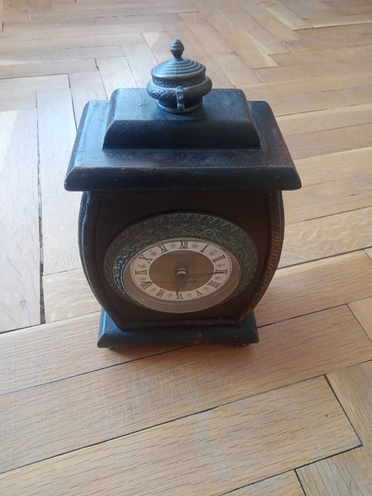 Старинен дървен часовник