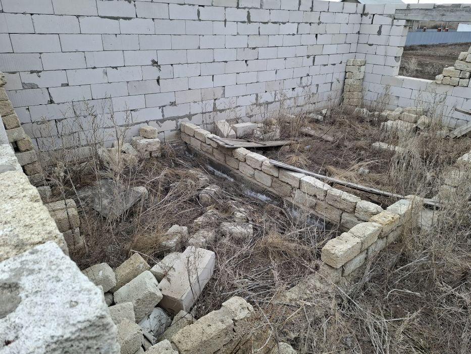 Участок, дом недостроенный