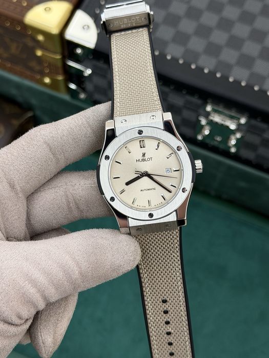 Hublot Classic Fusion Automatic – Champagne Dial, Beige Strap