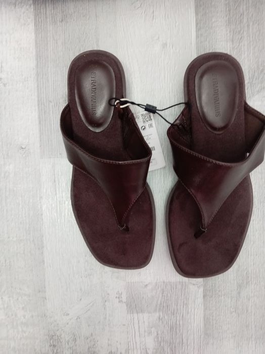 Papuci Stradivarius, mărime 36 și 38. Preț  70 buc