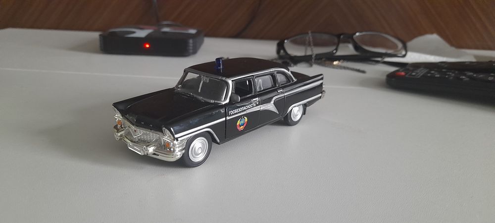 Продам игрушечную машинку