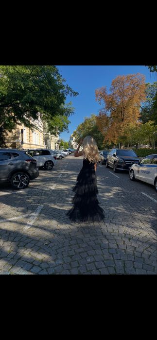 Дълга черна рокля